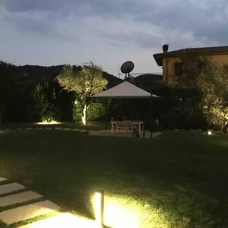 Con Ampio Giardino Esterno E Piscina Condominiale Casa de Férias *