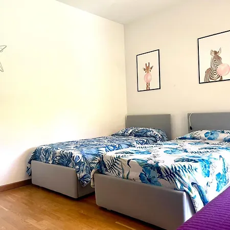 Con Ampio Giardino Esterno E Piscina Condominiale