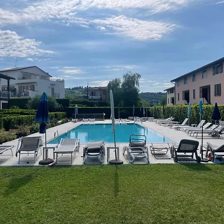 Con Ampio Giardino Esterno E Piscina Condominiale Casa de Férias *