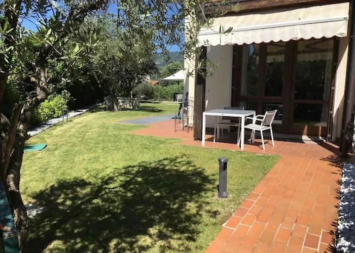 Con Ampio Giardino Esterno E Piscina Condominiale Casa de Férias *