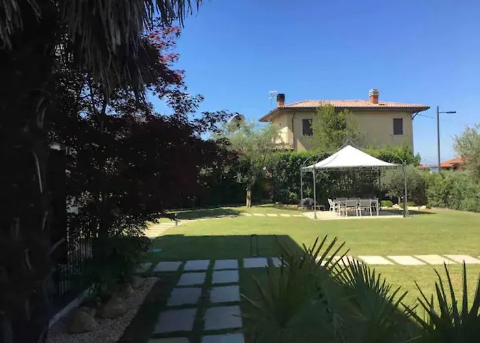 Con Ampio Giardino Esterno E Piscina Condominiale *