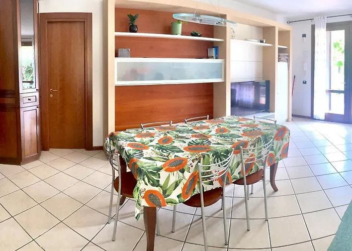 Con Ampio Giardino Esterno E Piscina Condominiale Casa de Férias *