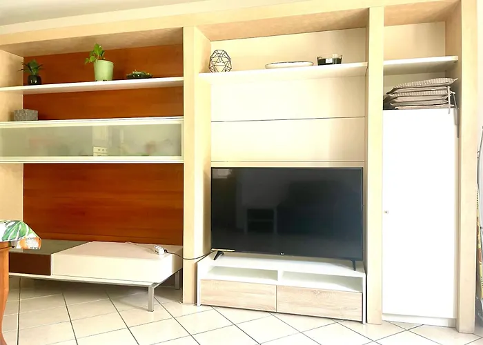 Con Ampio Giardino Esterno E Piscina Condominiale *