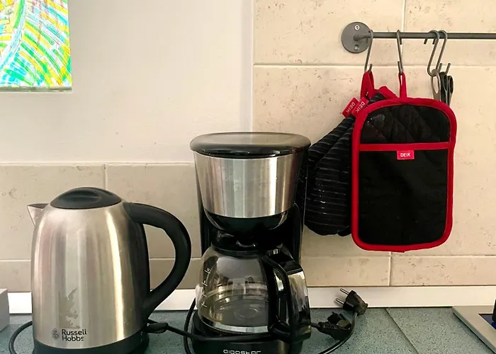 Con Ampio Giardino Esterno E Piscina Condominiale