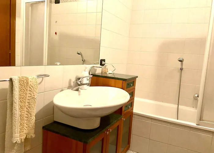 Con Ampio Giardino Esterno E Piscina Condominiale