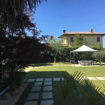 Con Ampio Giardino Esterno E Piscina Condominiale *