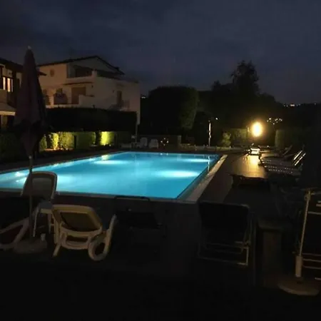 Con Ampio Giardino Esterno E Piscina Condominiale * Garda (Verona)