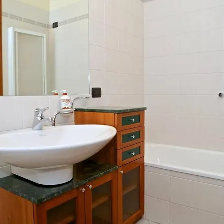 Con Ampio Giardino Esterno E Piscina Condominiale * Garda (Verona)