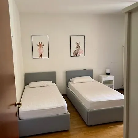 Con Ampio Giardino Esterno E Piscina Condominiale * Garda (Verona)